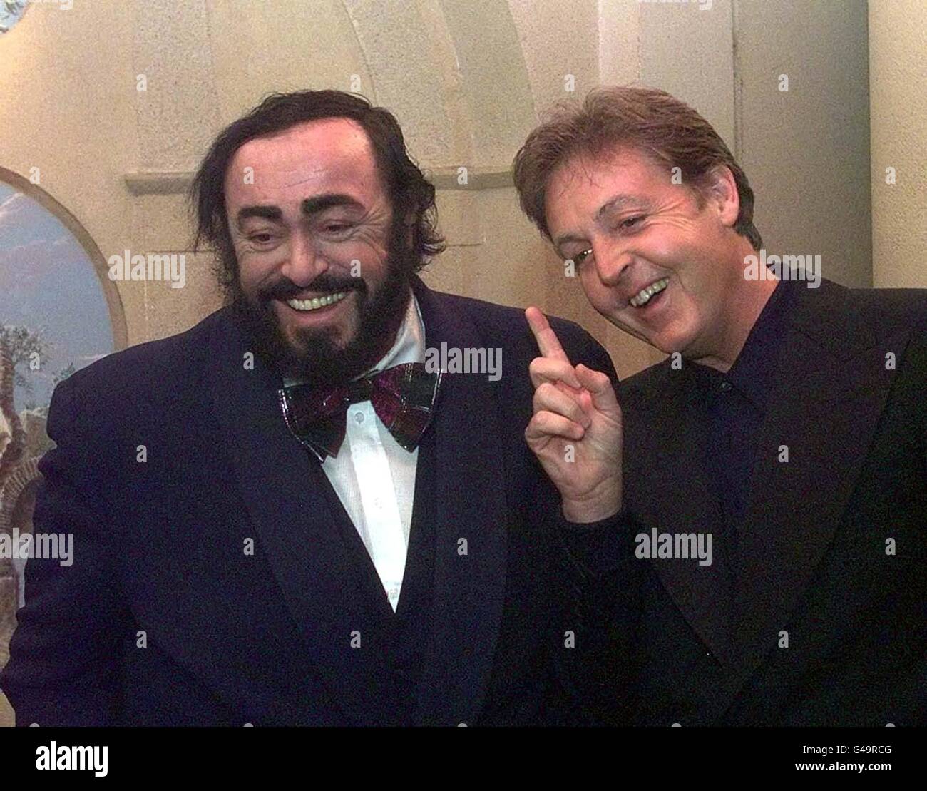 Tenor Luciano Pavarotti spricht heute Abend (Montag) mit Sir Paul McCartney während der Classical Music Awards 1997 des Gramophone Magazine im Londoner Alexandra Palace. Foto von Adam Butler/PA*EDI*. **die Gramophone Awards werden morgen Abend (Dienstag) im ITV Network gezeigt. Stockfoto