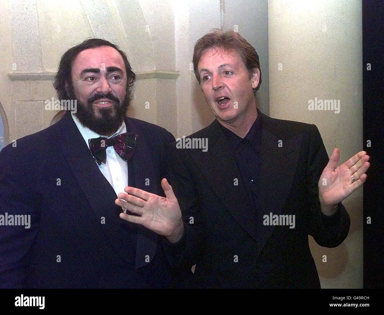 Tenor Luciano Pavarotti und Sir Paul McCartney bei den Classical Music Awards 1997 des Gramophone Magazine im Londoner Alexandra Palace heute Abend (Montag). Foto von Adam Butler/PA*EDI*. **die Gramophone Awards werden morgen Abend (Dienstag) im ITV Network gezeigt. Stockfoto