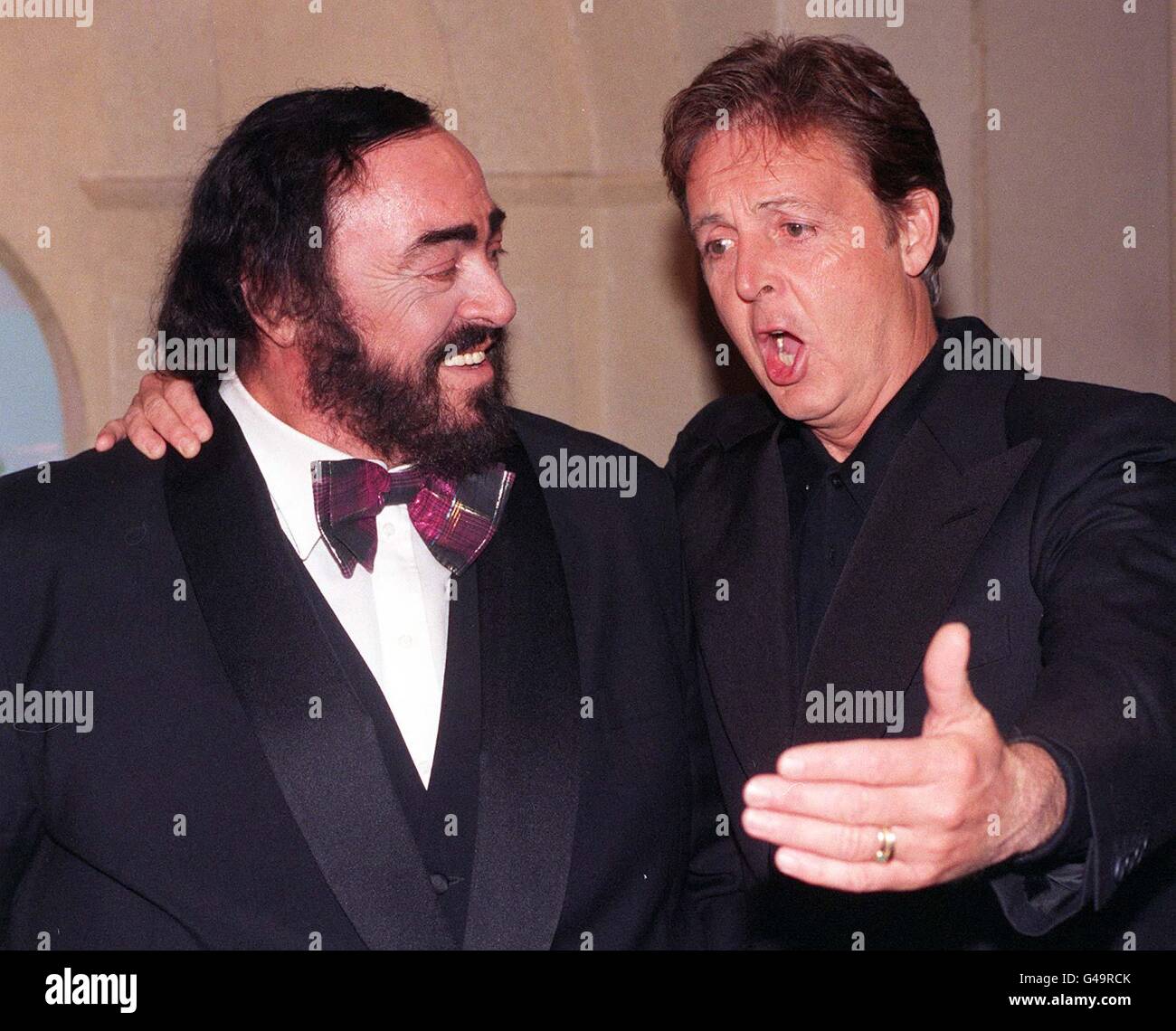 Tenor Luciano Pavarotti und Sir Paul McCartney bei den Classical Music Awards 1997 des Gramophone Magazine im Londoner Alexandra Palace heute Abend (Montag). Foto von Adam Butler/PA. **die Gramophone Awards werden morgen Abend (Dienstag) im ITV Network gezeigt. Stockfoto
