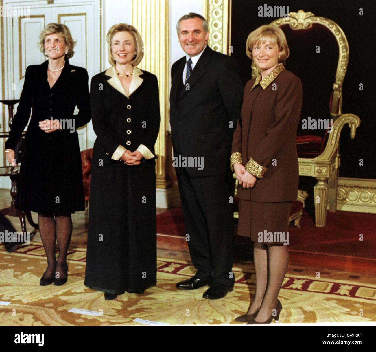 US-Botschafter in Irland, Jean Kennedy Smith (links) Ehefrau von US-Präsident Hillary Clinton (2. Links) und der irischen Premierministerin Bertie Ahern und Celia Larkin (ganz rechts), posieren für die Medien vor einem Empfang und einem Regierungsessen heute Abend (Donnerstag) in Dublin Castle. FOTO OWEN HUMPHREYS/PA. Siehe PA Geschichte IRISH Clinton Stockfoto
