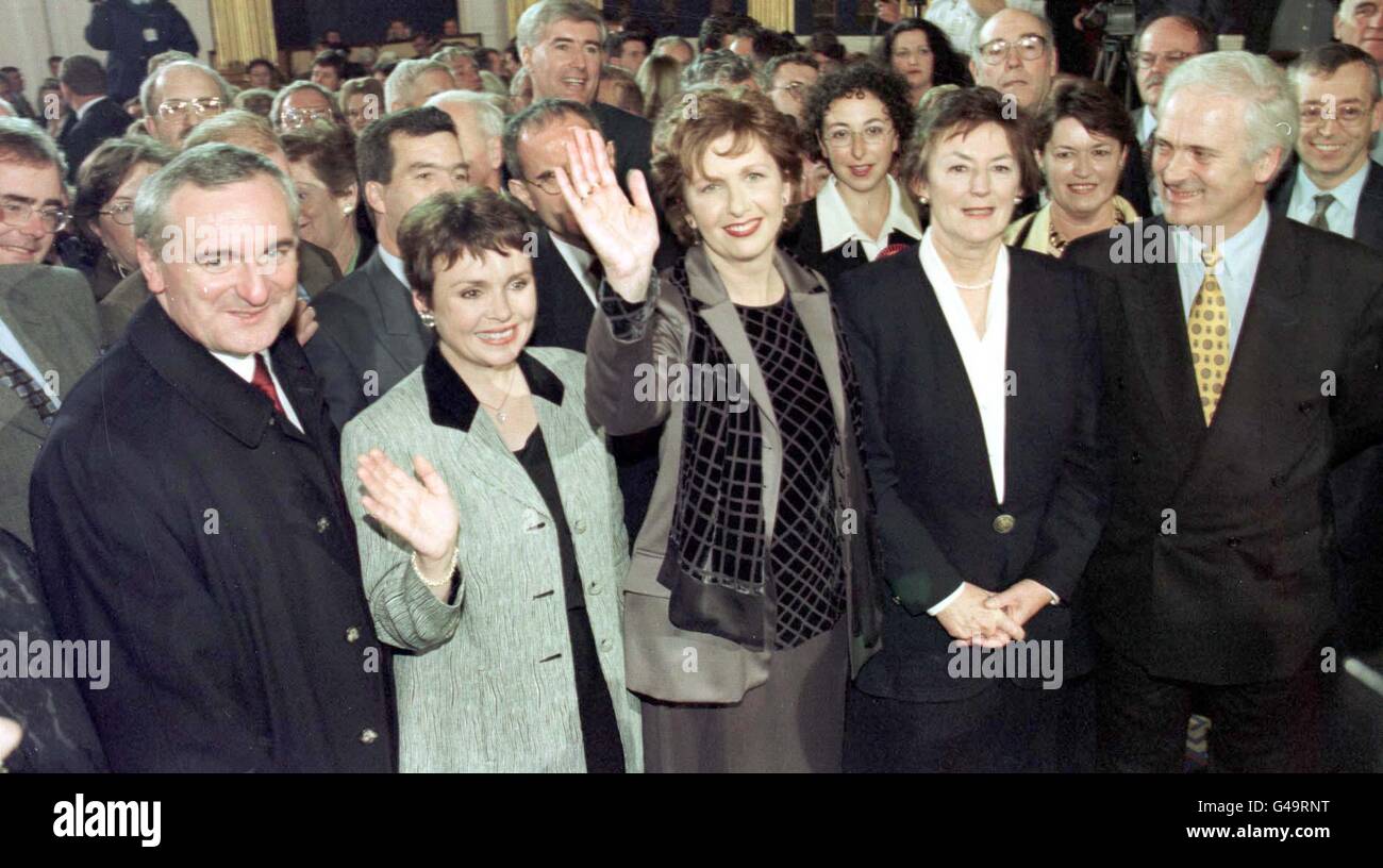 Der irische Premierminister Bertie Ahern (ganz links), Dana (2 m links) Mary McAleese (Mitte), Mary Banotti (rechts) und der ehemalige Premierminister John Brunton (ganz rechts) heute Abend (Freitag) im Dublin Castle. Frau McAleese ist die erste Präsidentin der Irischen Republik aus Nordirland. FOTO OWEN HUMPHREYS/PA. Siehe PA Geschichte IRISH PresidentPM Stockfoto