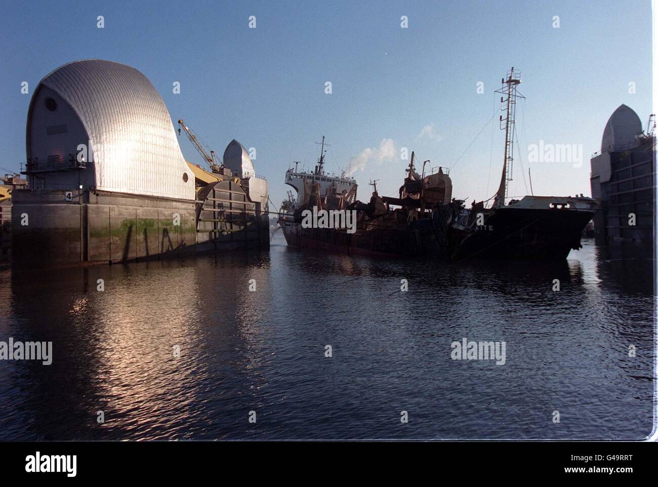 Das Bergungsteam, das seit Montag, als es die Thames Barrier traf, an dem 3,000 Tonnen schweren MV Sand Kite Bagger arbeitete, befreite das Schiff heute Morgen (Samstag), nachdem es bei Flut das Wasser ausgepumpt und in der Hauptschifffahrtsstraße schwimmt hatte. Siehe PA Story UNFALLSCHIFF. Foto von Sean Dempsey. Stockfoto