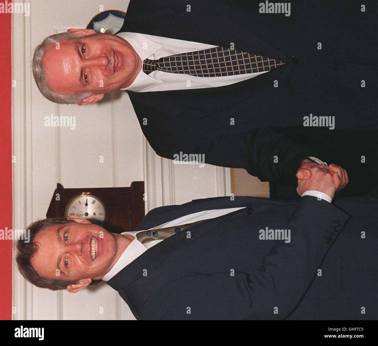 Der israelische Ministerpräsident Benjamin Netanyahu, Recht, wird begrüßt von Premierminister Tony Blair heute (Donnerstag) wie kam er zu Gesprächen in keine 10 Downing Street, London. Netanjahu ist zu einem offiziellen Besuch nach Großbritannien. (WPA ROTA). Stockfoto