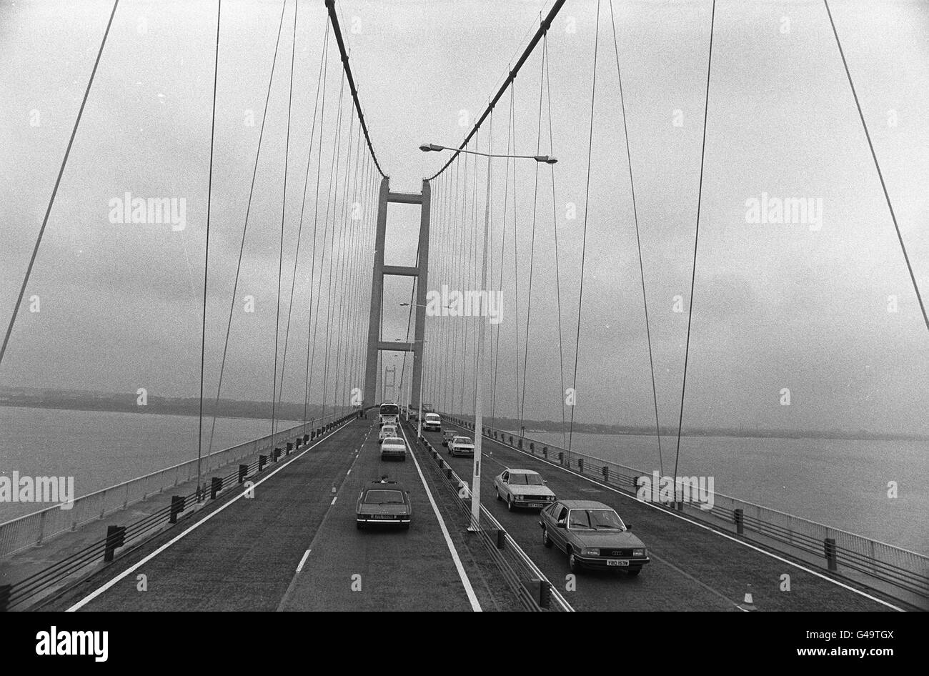 Gebäude und Denkmäler - Humberbrücke. Der Verkehr fließt über die neue Humber Bridge in Barton, South Humberside. Stockfoto