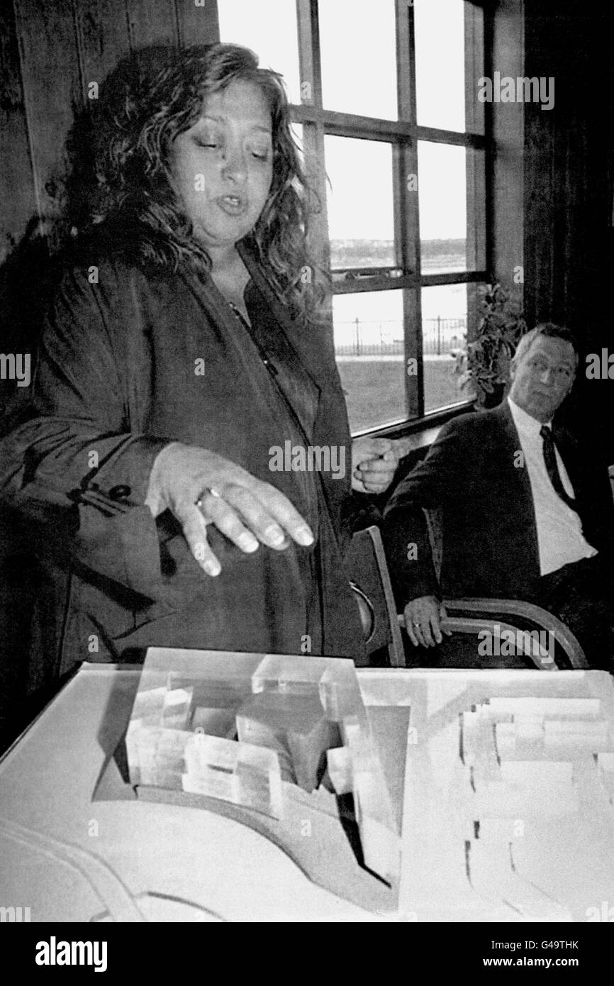 PA-NEWS FOTO 15.09.94 259515-31 ARCHITEKTIN ZAHA HADID MIT MODELL DES NEUEN OPERNHAUSES CARDIFF BAY. ZAHA HADID, GEBOREN IN BAGDAD ABER LEBT IN LONDON HIEß ALS GEWINNER DES INTERNATIONALEN WETTBEWERBS UM DIE 43 MILLIONEN PFUND OPERNHAUS BAUEN Stockfoto