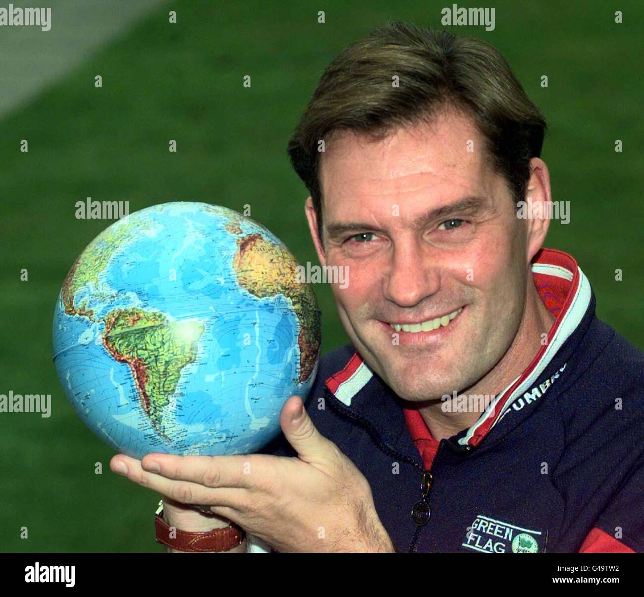 England Fußball-Manager Glenn Hoddle hält einen Globus zeigt Afrika nach einer Pressekonferenz heute Morgen (Freitag) in Bisham Abbey. England spielen Kamerun morgen in Wembley. Foto von Adam Butler/PA/EDI Stockfoto
