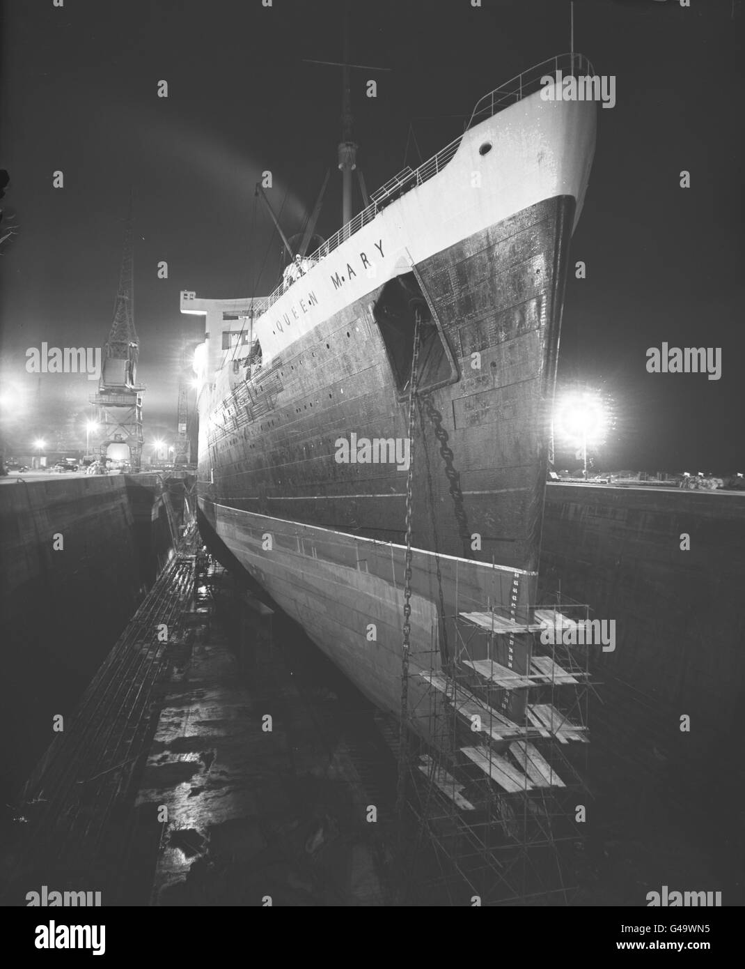 Transport - Wasser - Futter - RMS Queen Mary - King George V Dry Docks, Southampton. Der riesige Liner RMS Queen Mary im Trockendock in Southampton für ihre jährliche Winterüberholung. Stockfoto