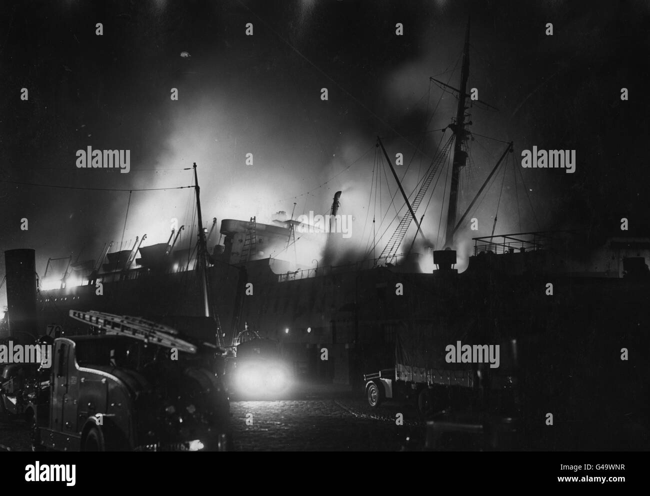 Das Schiff Empire Waveney, früher der Nazi-Liner SS Strength through Joy, das in Liverpool Docks Feuer fing. Stockfoto