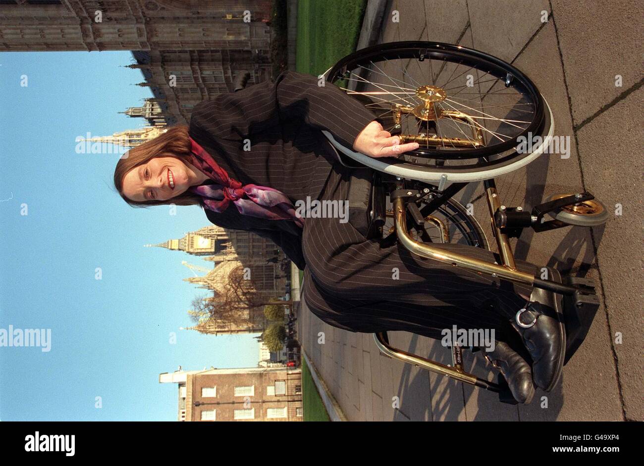 Ann Begg, die für den Rollstuhl gebundene Labour-Abgeordnete für Aberdeen South, fand den ultimativen Rollstuhl, der bei besonderen Funktionen und Anlässen klug aussahen konnte, als sie heute (Donnerstag) in London den vergoldeten Kuschel-Rollstuhl in limitierter Auflage sah. Der Rollstuhl, der 1,475 kostet, ist Teil einer europaweit limitierten Auflage von nur 99 Stück, die von der Schweizer Firma Kuschel produziert wird, die eine hundertprozentige Tochtergesellschaft von Invacare UK ist. Foto von Tony Harris. Stockfoto