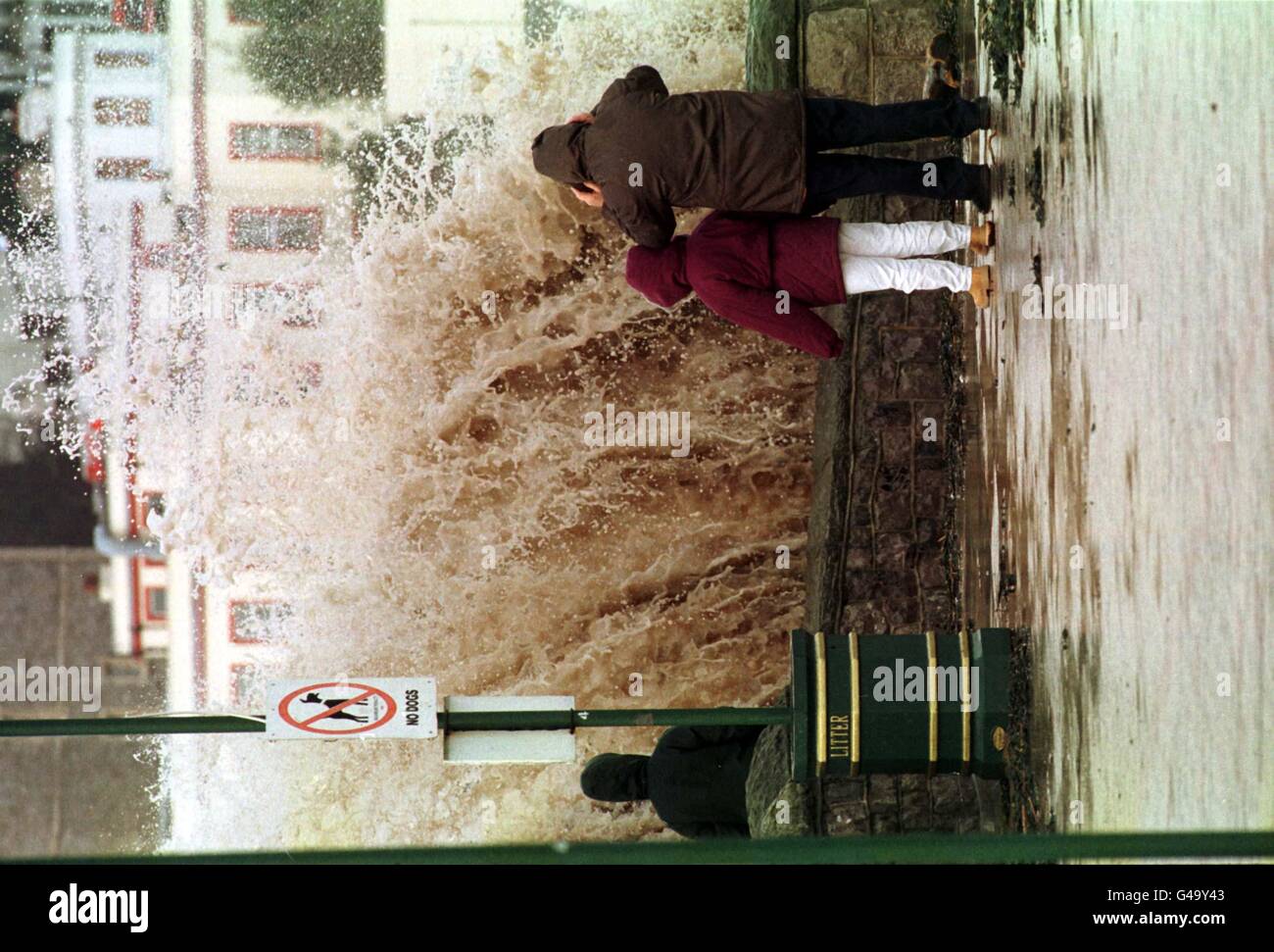 Bei Flut trifft das Wasser an der Vorderseite des Weston Super Mare, Somerset, auf die Meereswand. Stockfoto