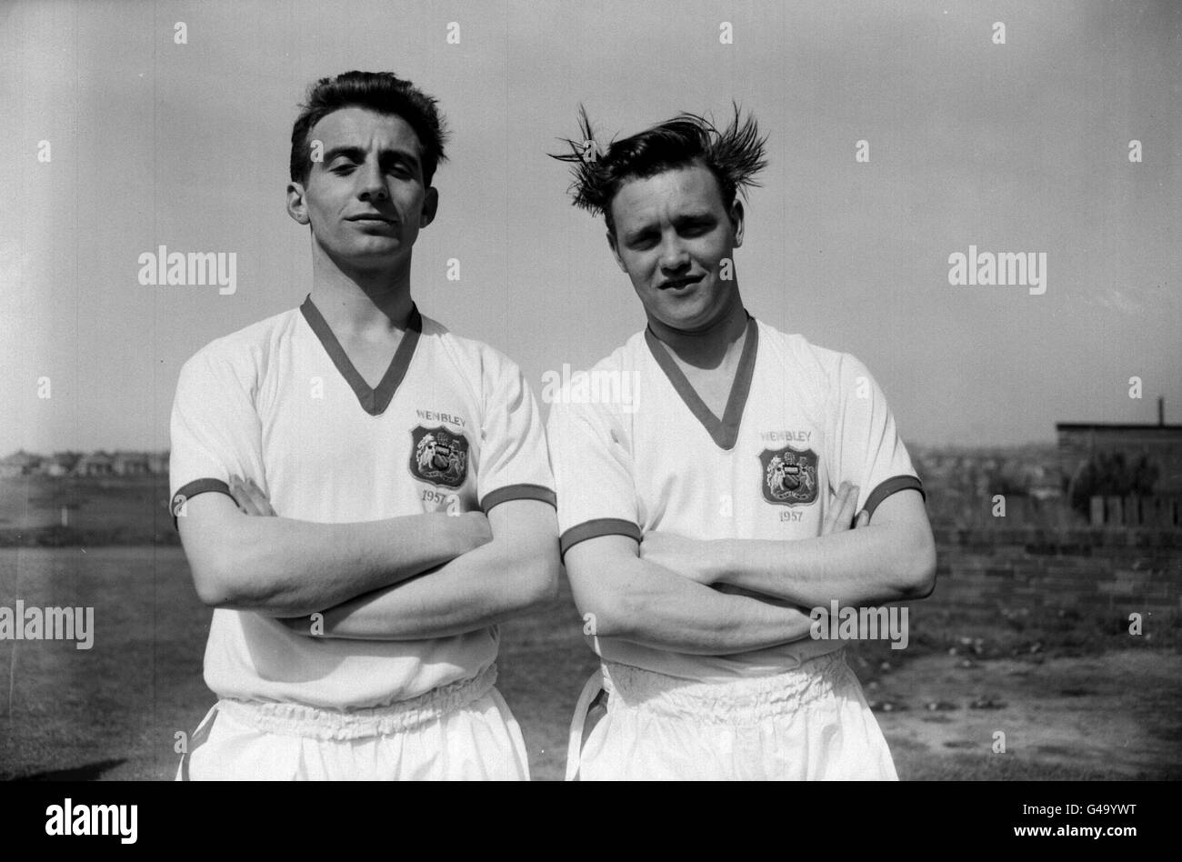 PA NEWS PHOTO 6/2/58 HALBRÜCKER EDDIE COLMAN (RECHTS) EINER DER SPIELER DES MUNICH AIRCRASHS, BEI DEM DIE FUSSBALLMANNSCHAFT VON MANCHESTER UNITED ZU EINEM EUROPA-CUP-BESUCH IN BELGRAD WAR. DAS FLUGZEUG VON BEA ELIZABETH, DAS ABGESTÜRZT IST. VON DEN VIERZIG PERSONEN AN BORD, SO WIRD ANGENOMMEN, GAB ES ZWÖLF ÜBERLEBENDE, VIER BESATZUNGSMITGLIEDER UND ACHT PASSAGIERE. Stockfoto