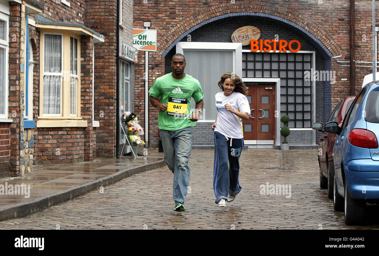 Tyson Gay einer der schnellsten Männer der Welt und Samia Smith von Coronation Street wärmen sich am Set vor dem Großen Sporttag in Manchester auf. Stockfoto