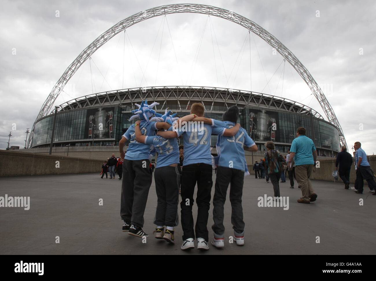 Fußball - FA Cup - Finale - Manchester City / Stoke City - Wembley Stadium. Junge Manchester City-Fans feiern die Poznan-Feier vor dem Wembley Way, bevor es losgeht Stockfoto