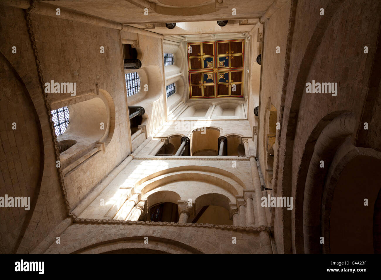 Blick nach oben über das Baptisterium in Chichester Cathedral, Chichester, West Sussex, England, Vereinigtes Königreich, Europa Stockfoto