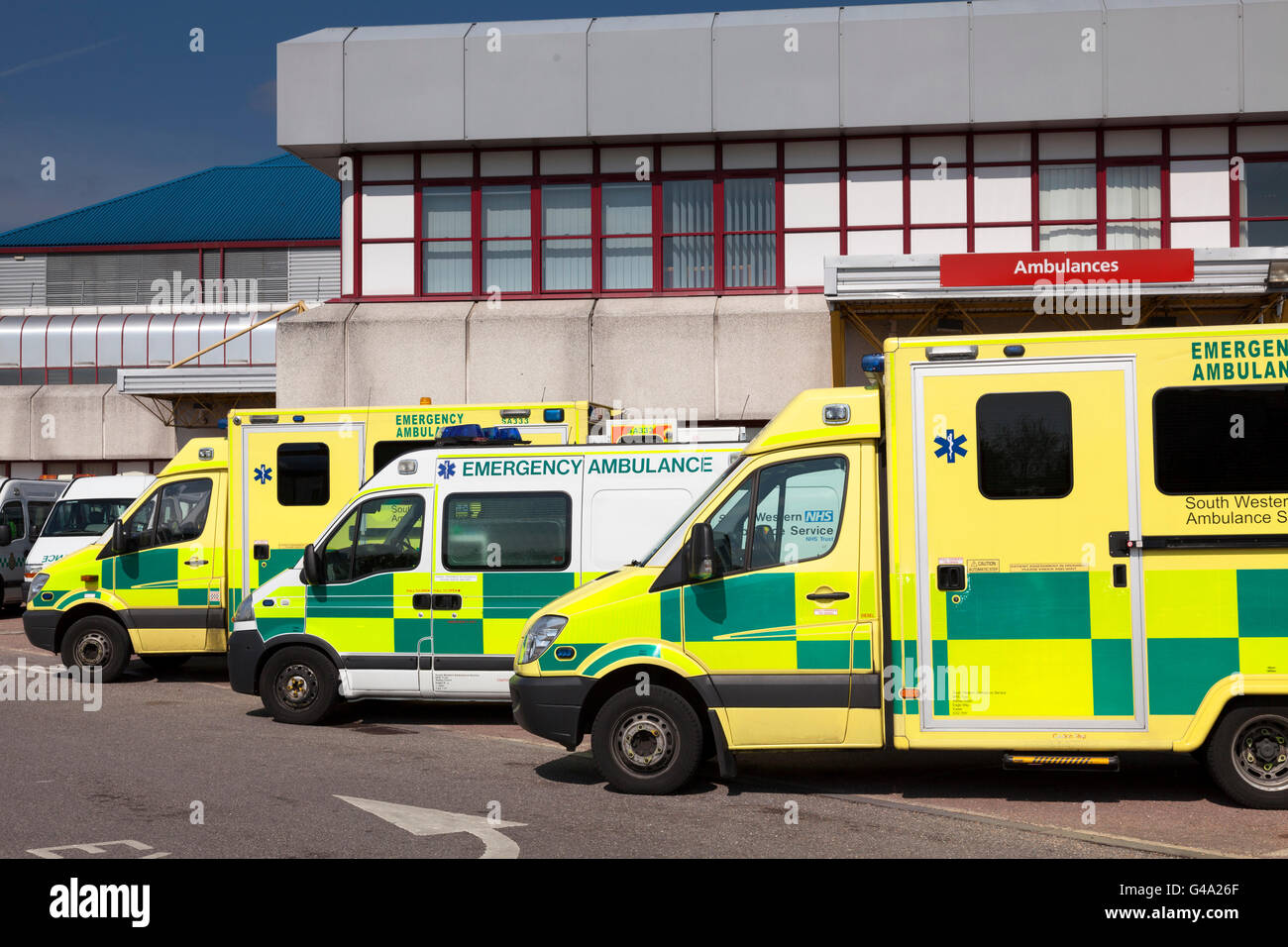 Rettungswagen parkten außerhalb Unfall- und Notaufnahme des Royal Bournemouth Hospital, Bournemouth, Dorset Stockfoto