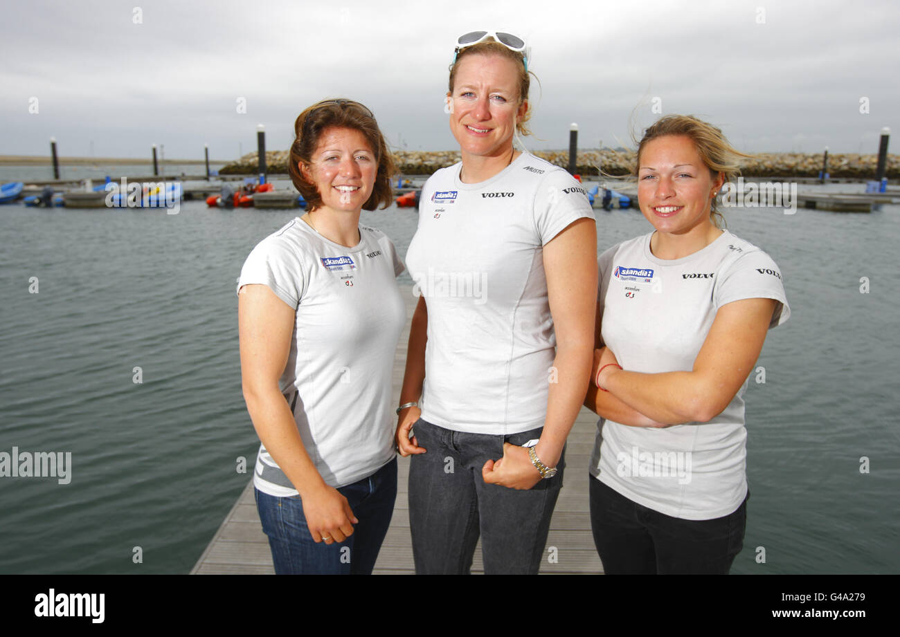 Mitglieder des britischen olympischen Segelteams beim Match Racing Event (von links nach rechts) Lucy Macgregor, Annie Lush und Kate MacGregor an der Weymouth and Portland National Sailing Academy, dem Segelort der Olympischen Spiele 2012 in London. Stockfoto