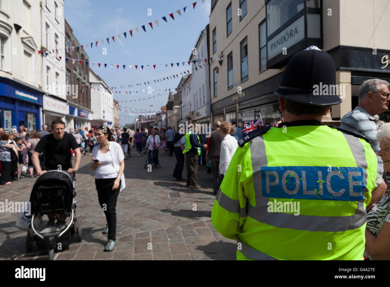 Polizei vorbereitet Faschingsumzug durch Chichester, feiern die diamantene Thronjubiläum von Queen Elizabeth, Chichester Stockfoto