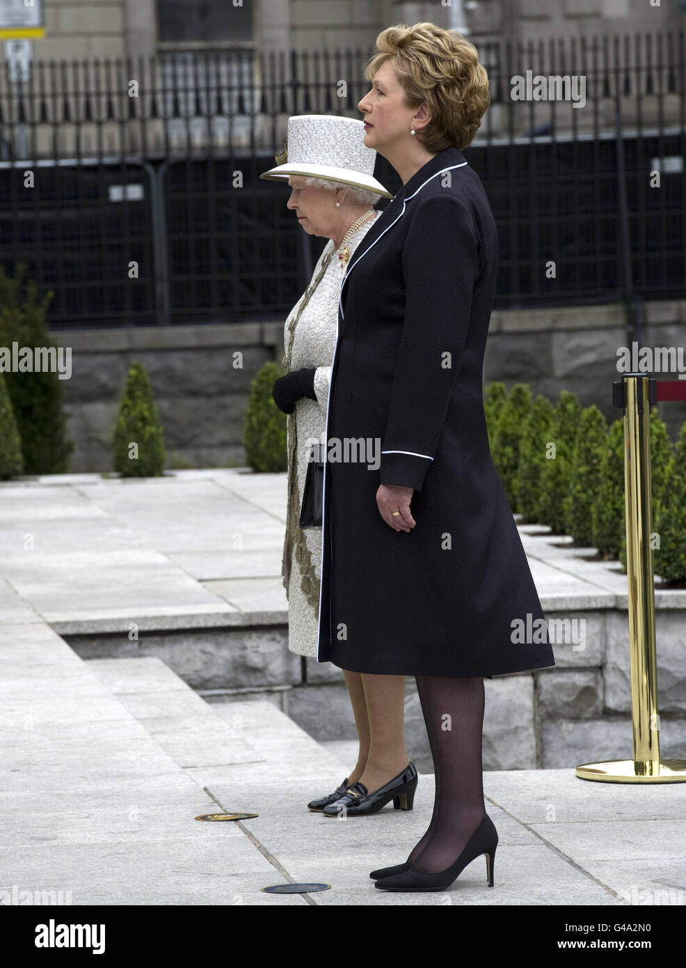 HM Queen Elizabeth II (links) und die irische Präsidentin Mary McAleese halten einen Moment inne, nachdem sie Kränze im Garden of Remembrance im Stadtzentrum von Dublin niedergelegt haben, der all jene ehrt, die für die irische Freiheit von der britischen Herrschaft gekämpft haben. Stockfoto