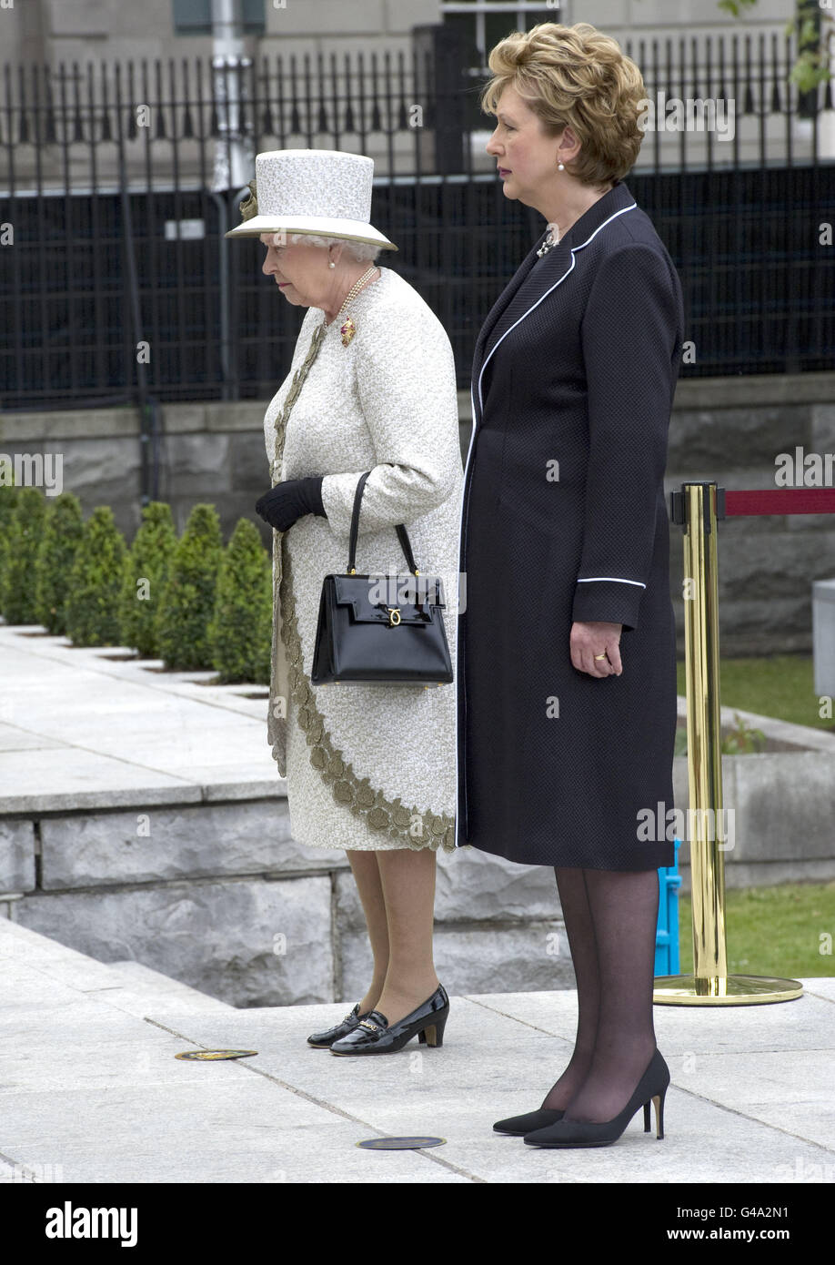 HM Queen Elizabeth II (links) und die irische Präsidentin Mary McAleese halten einen Moment inne, nachdem sie Kränze im Garden of Remembrance im Stadtzentrum von Dublin niedergelegt haben, der all jene ehrt, die für die irische Freiheit von der britischen Herrschaft gekämpft haben. Stockfoto