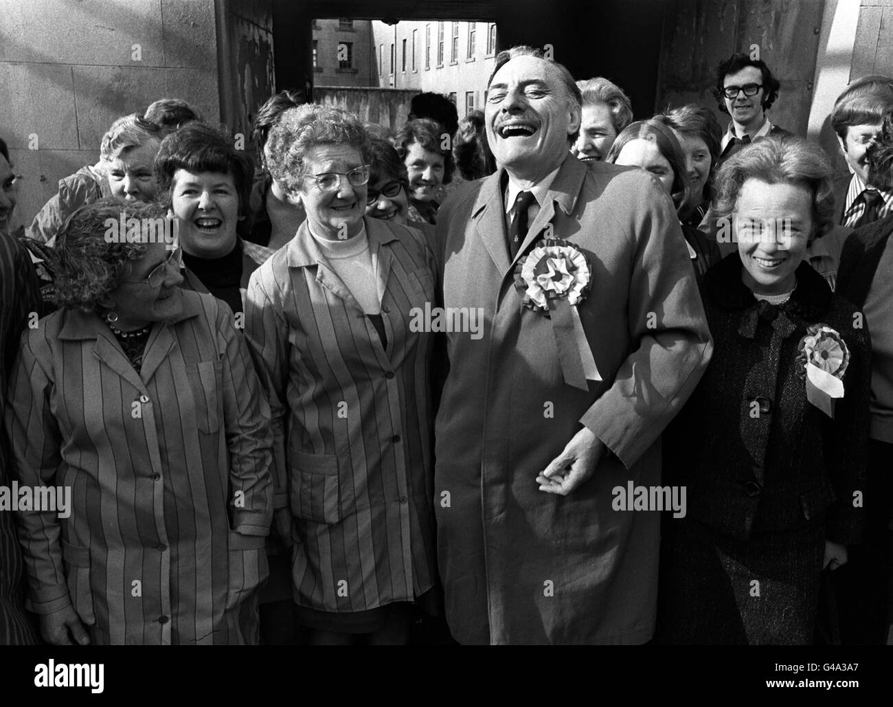 Der ehemalige Tory-Kabinettsminister Enoch Powell mit seiner Frau Pamela (mit Rosette) während seines Wahlkampfes als Vereinigte Ulster-Unionist-Kandidatin für South Down. Herr Powell, berühmt für seine Einwanderungsrede "Flüsse des Blutes", starb im Alter von 85 Jahren im Krankenhaus. * Er hatte an der Parkinson-Krankheit gelitten. Stockfoto