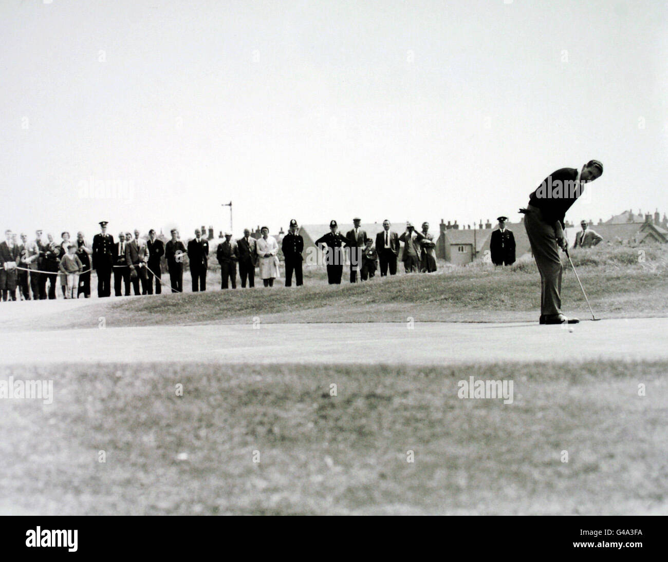 Golf - The Open Championship - Royal Lytham und St Annes. Sieger, Bob Charles (Neuseeland) setzt auf dem 18. Grün Stockfoto