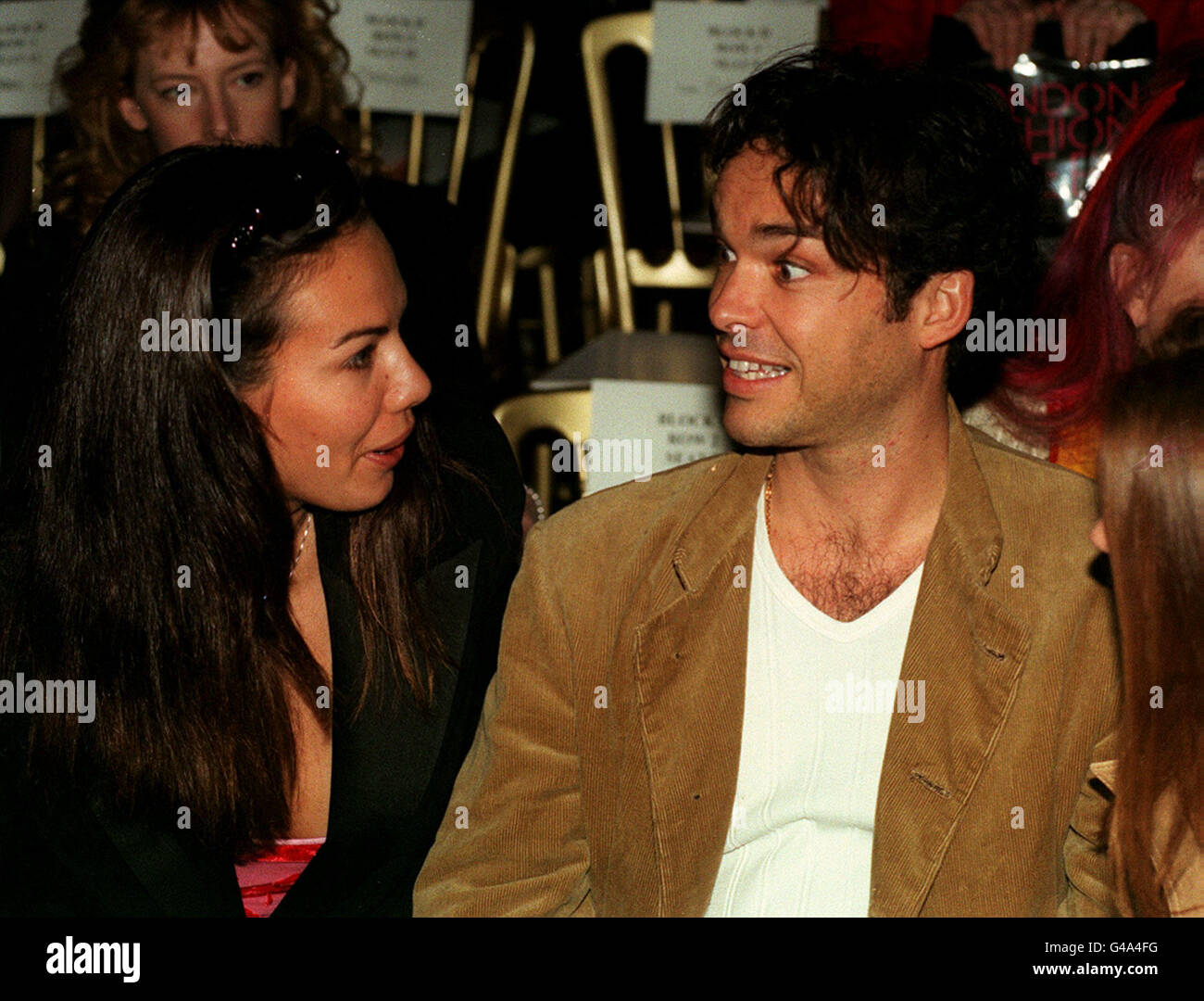 PA NEWS PHOTO 22/2/98 HENRY DENT-BROCKLEHURST MIT VERLOBTER LILI MALTESE BEI DER PEARCE FINOLA SHOW IM NATURHISTORISCHEN MUSEUM FÜR DIE LONDONER FASHION WEEK Stockfoto