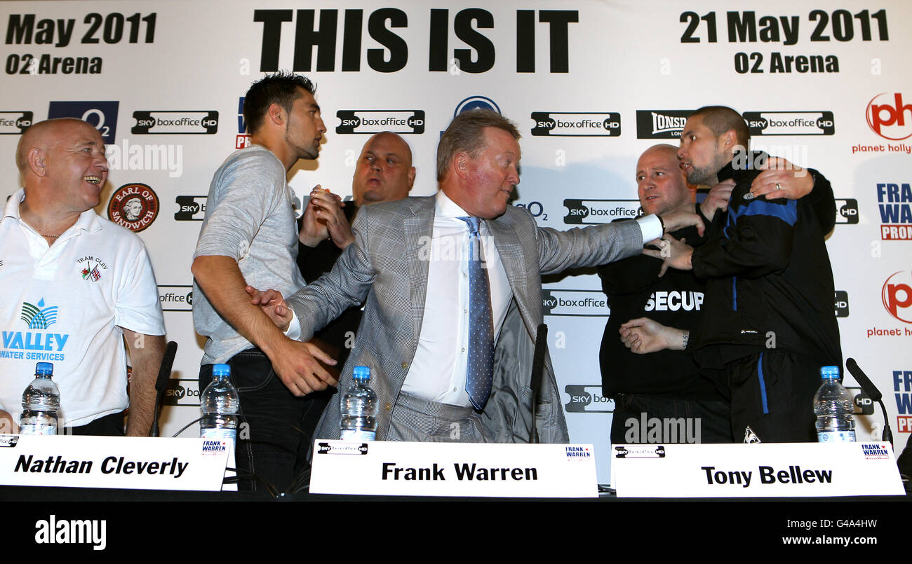 Der Boxpromoter Frank Warren hält Nathan Clever (Wales) und seinen Herausforderer Tony Bellew (Liverpool) vor ihrem WBO-Titelkampf im Leichtgewicht-Bereich von Kopf bis Kopf auseinander Stockfoto