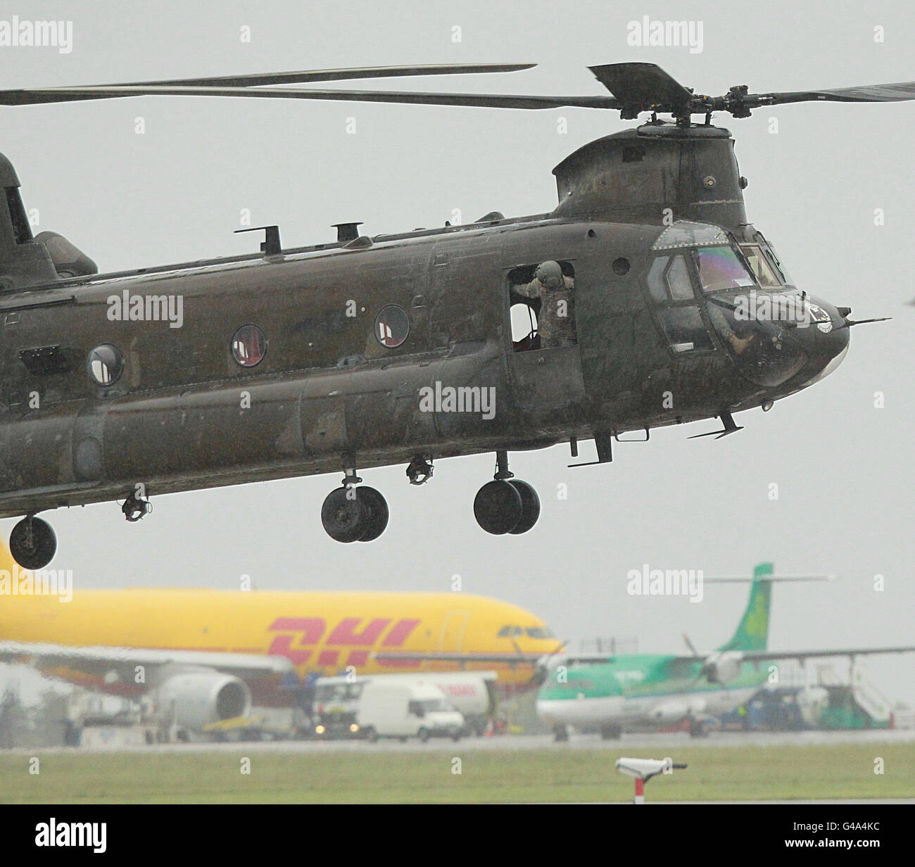 Ein US-Militärhubschrauber manövriert am Flughafen Dublin vor der Ankunft von US-Präsident Barack Obama. Stockfoto