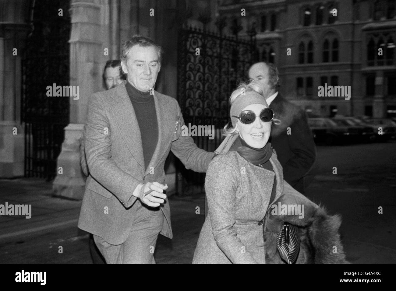 Die Sängerin Kathy Kirby und ihr Mann, der Journalist Frederick Pye, haben ein Treffen mit Vertretern von Inland Revenue bezüglich der Finanzangelegenheiten von Miss Kirby verlassen. Stockfoto