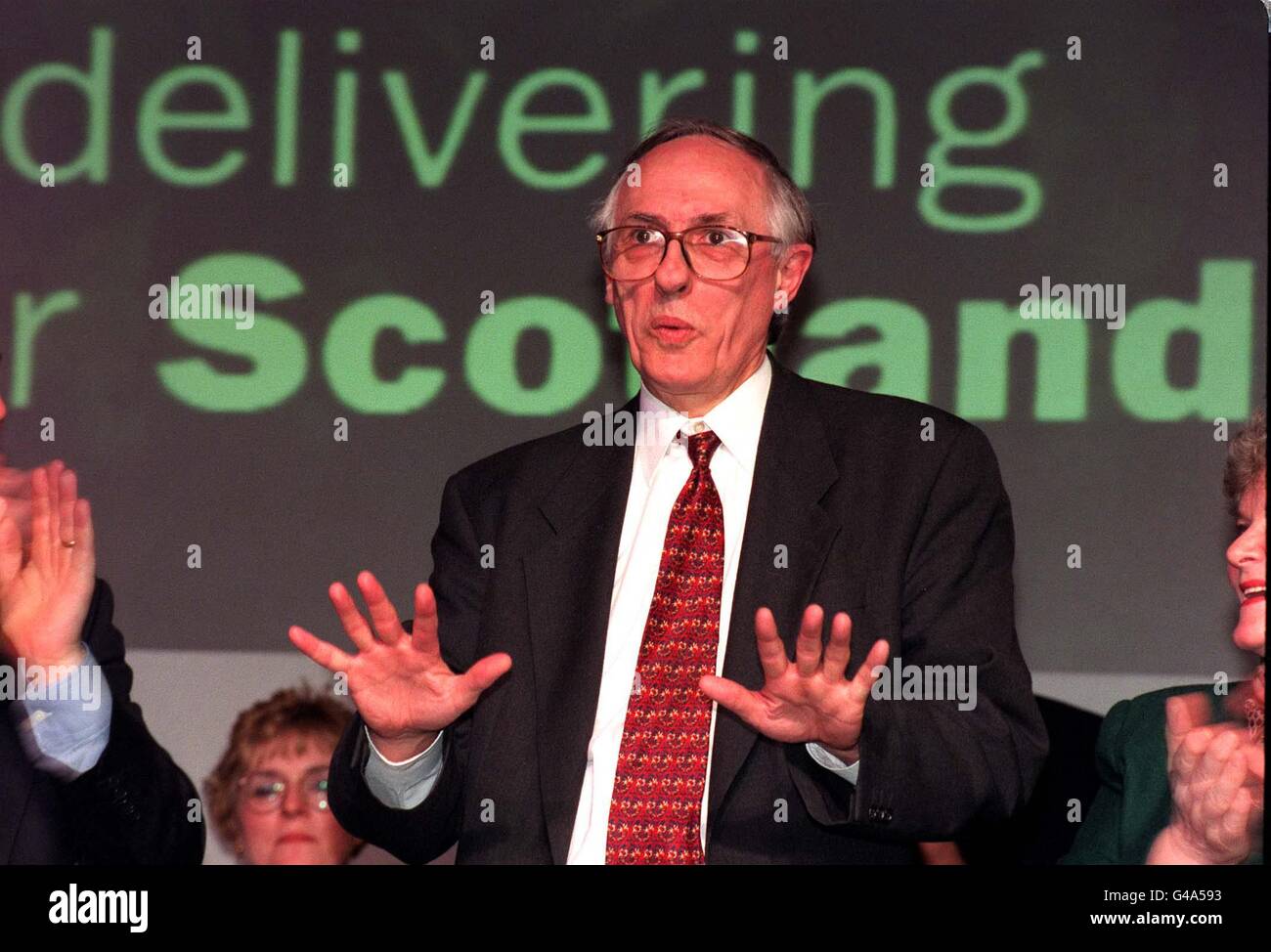 Der schottische Sekretär Donald Dewar wird von den Delegierten auf der Scotish Pabour Party Conference in Perth begrüßt. 11/10/2000: Donald Dewar steht im Zentrum einer neuen Gesundheitsfürsorge, nachdem er ins Krankenhaus gebracht wurde. Dewar wurde nach einem Sturz im Bute House, seinem offiziellen Wohnsitz in Edinburgh, „vorsorglich“ in das Royal Infirmary von Edinburgh gebracht. Der Sturz fand statt, nachdem Herr Dewar eine Sitzung des Schottischen Exekutivkabinetts abgehalten hatte. Er befindet sich jetzt auf einer Rettungsmaschine und befindet sich in einem kritischen Zustand. Stockfoto