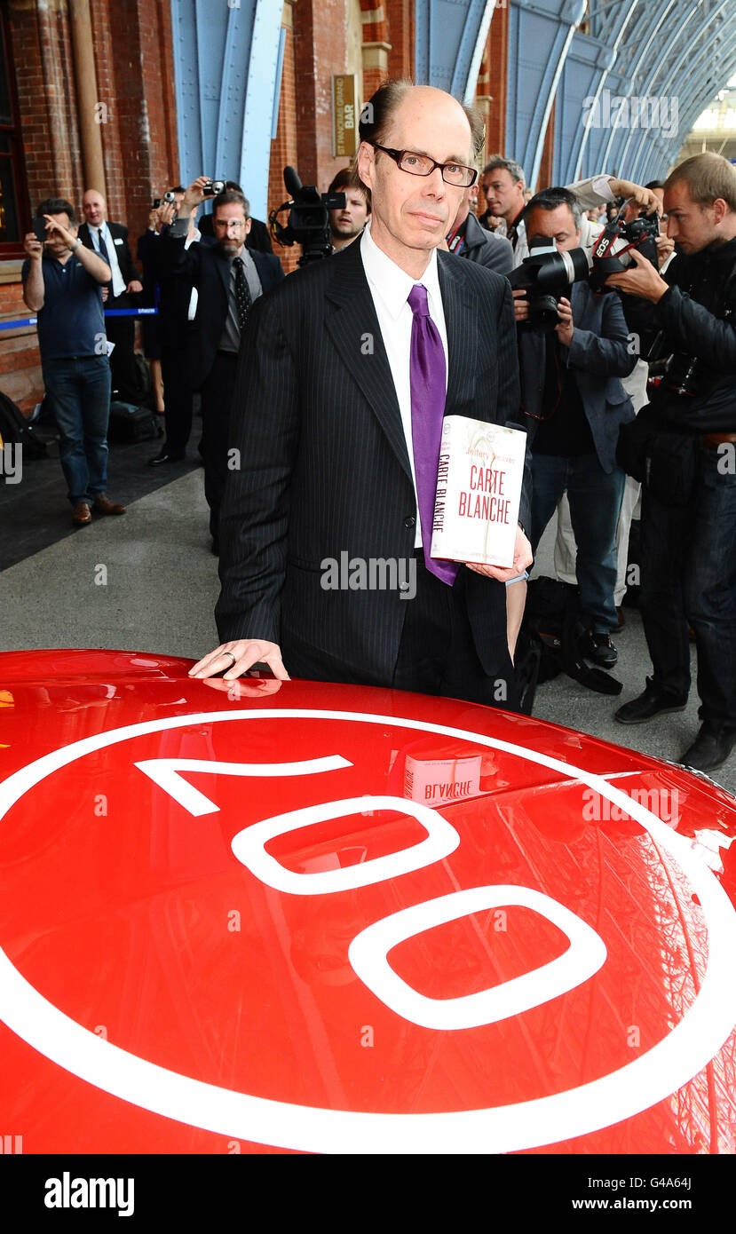 Der Thrillerautor Jeffery Deaver promotet seinen neuen James-Bond-Roman "Carte Blanche" während einer Fotoanalzeit am Bahnhof St. Pancras in London. Stockfoto