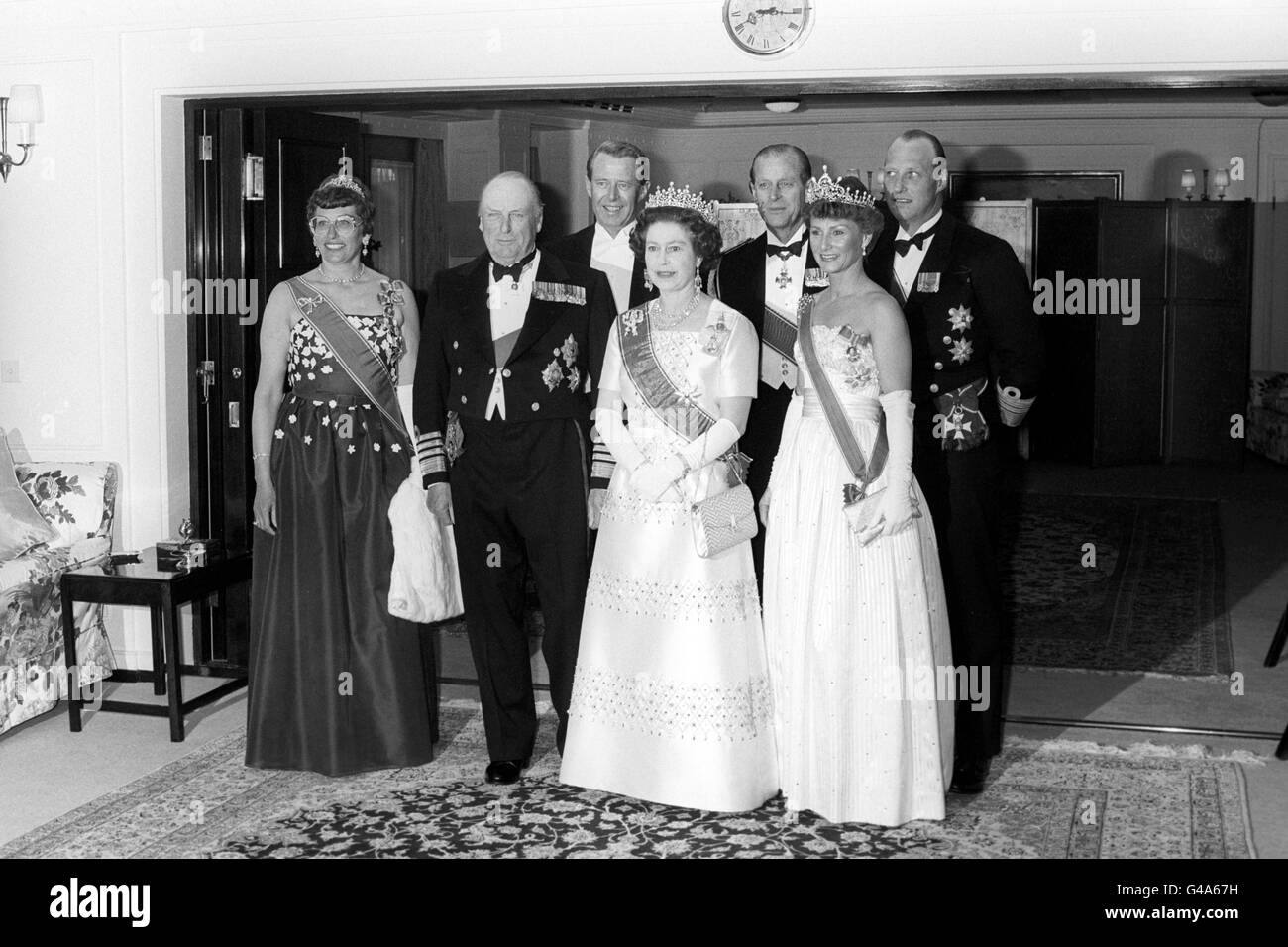 Königin Elizabeth II. Und der Herzog von Edinburgh mit der norwegischen Königsfamilie, bevor sie zum Abendessen einlud, als sie an Bord der Royal Yacht Britannia in Oslo ein Staatsbankett veranstaltete. Die königlichen Gruppen sind, von links nach rechts, Prinzessin Est, König Olaf, Johan Martin Ferner (Ehemann von Prinzessin Est), die Königin, der Herzog von Edinburgh, Kronprinzessin Sonja und Kronprinz Harald. Stockfoto