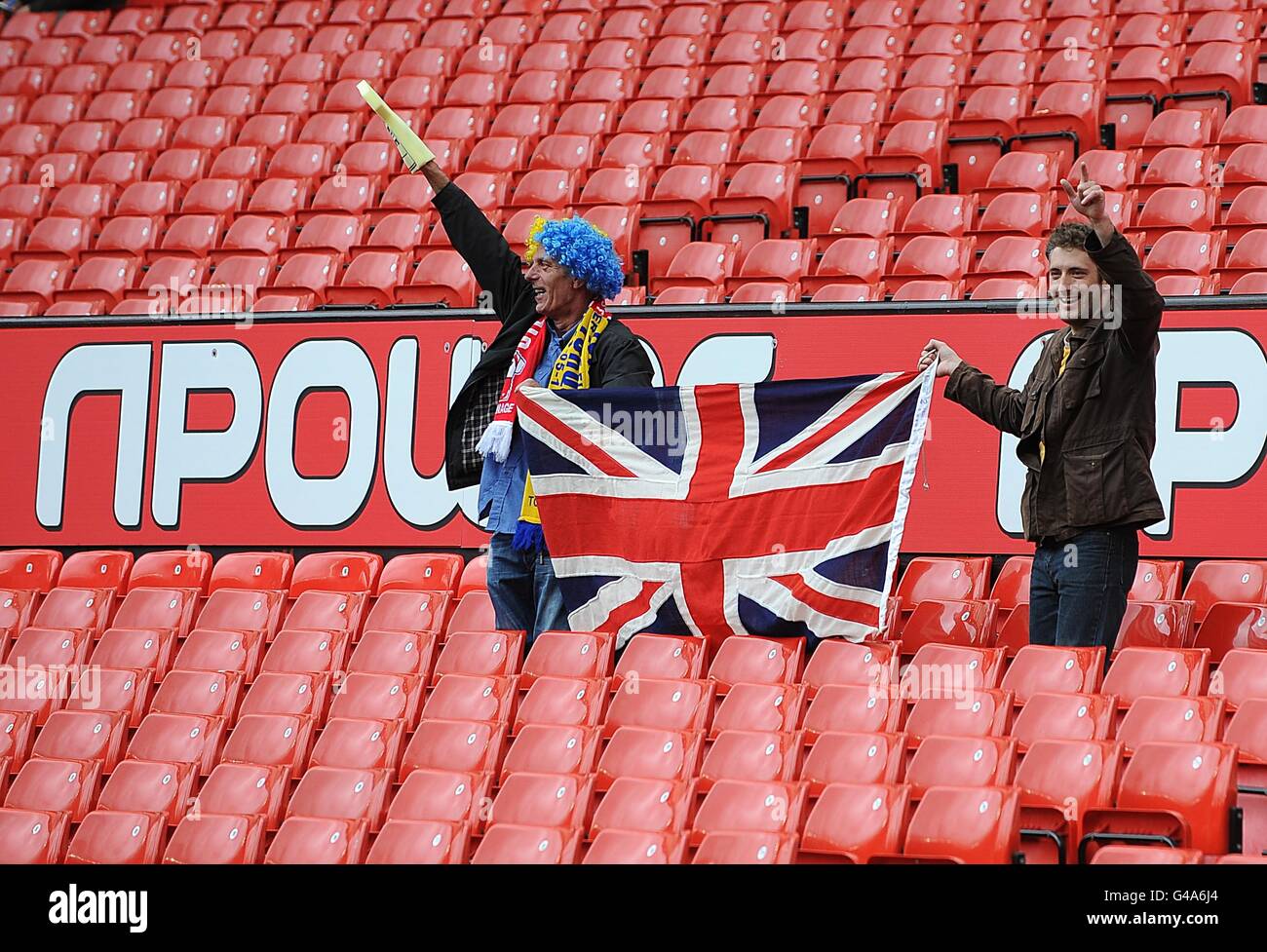 Fußball - npower Football League Two - Play Off - Finale - Stevenage gegen Torquay United - Old Trafford. Fans auf den Tribünen halten eine Union Jack-Flagge hoch Stockfoto