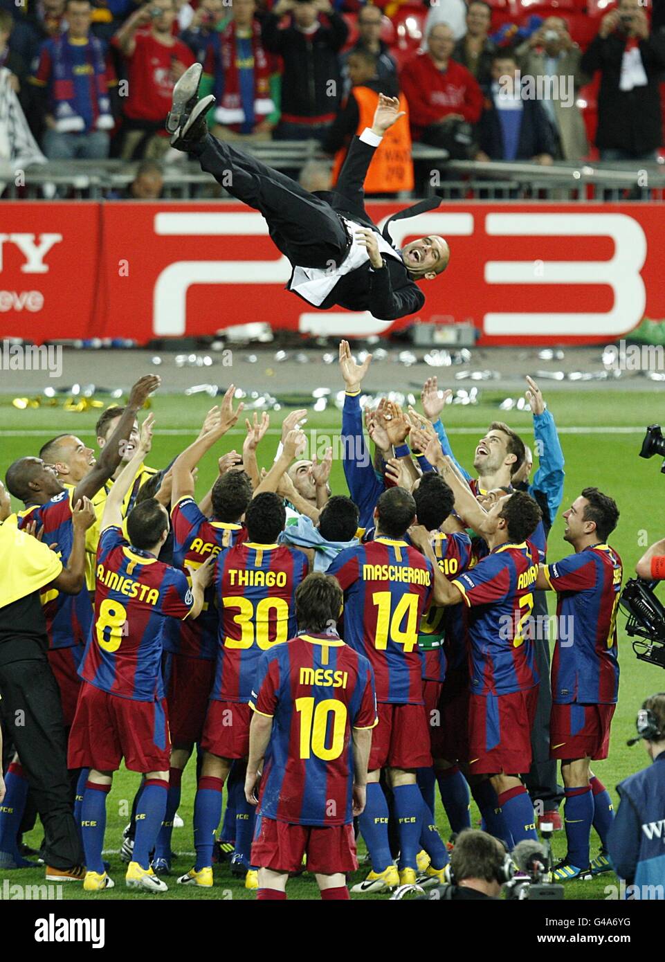 Fußball - UEFA Champions League - Finale - Barcelona / Manchester United - Wembley Stadium. Barcelonas Spieler feiern, indem sie ihren Manager Josep Guardiola in die Luft werfen Stockfoto