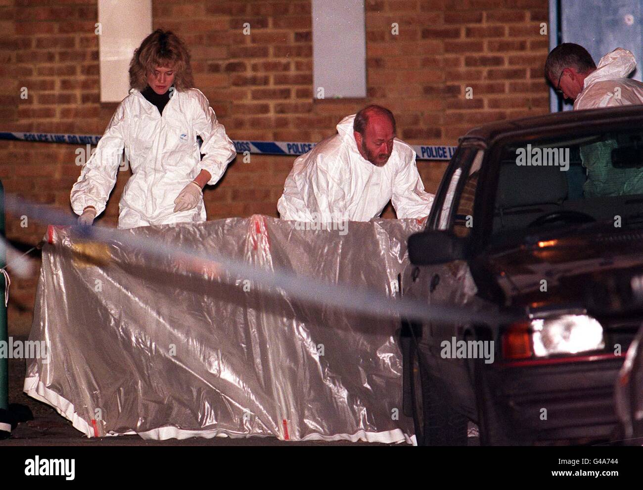 Forensiker entfernen den Körper, abgeschirmt von einer Plastikabdeckung, eines Mannes, der bei Zusammenstößen zwischen rivalisierenden Fußballfans vor dem Gillingham Football Club an diesem Nachmittag (Samstag) getötet wurde. Das Opfer, ein Fulham-Fan Mitte 20, der vermutlich aus dem Zentrum Londons stammte, starb, als nach ihrem zweiten Division-Spiel gegen Fulham vor dem Boden des Kent-Clubs Kämpfe mit 40 bis 50 Rivalen ausbrachen, teilte die Polizei mit. Siehe PA Geschichte SPORT Gewalt. Foto Ben Curtis/PA Stockfoto