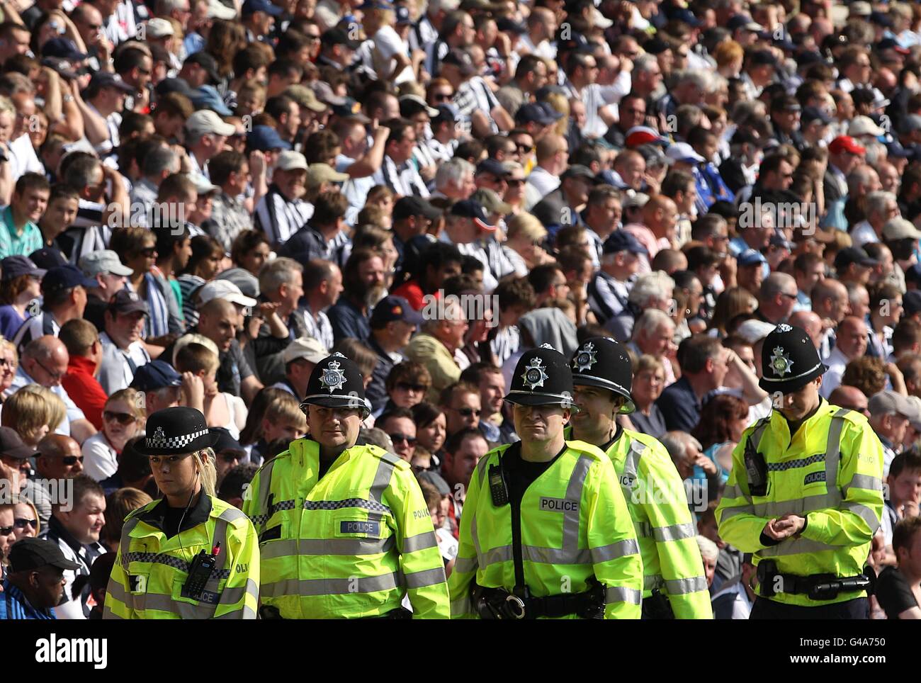 Fußball - Barclays Premier League - West Bromwich Albion gegen Aston Villa - The Hawthorns. Die Polizei läuft vor den Fans um den Boden herum Stockfoto