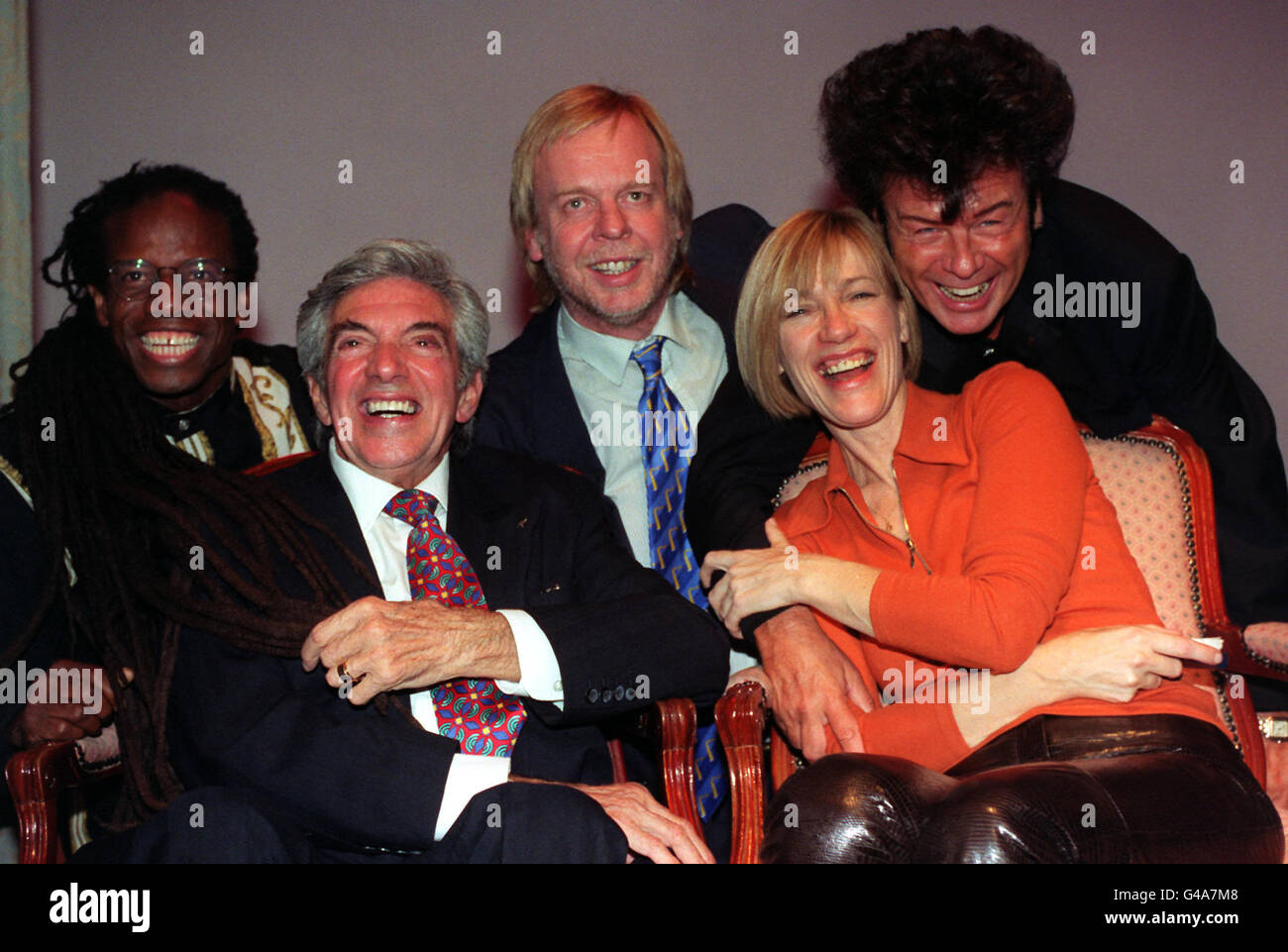 (Von links nach rechts) Eddy Grant, Frankie Vaughan, Rick Wakeman, Kiki Dee und Gary Glitter posieren zusammen, nachdem sie ihre „Badges of Merit“ für Songwriting von der British Academy of Songwriters beim jährlichen Gold Badge Award Lunch heute (Mittwoch) in London erhalten haben. Sehen Sie sich die PA-Geschichte an. Foto von Fiona Hanson, PA Stockfoto