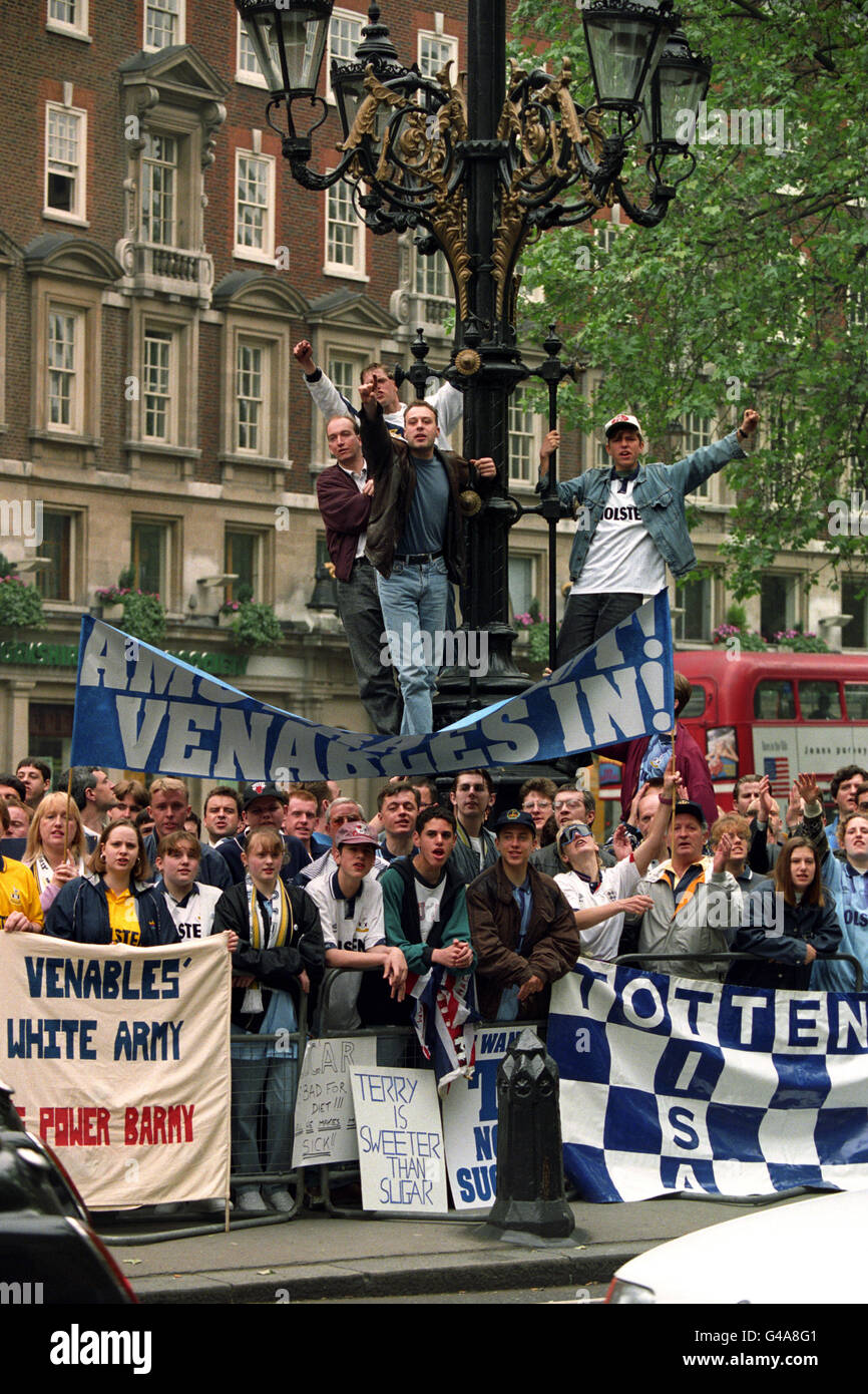 PA NEWS PHOTO 25/5/93 TOTTENHAM HOTSPUR FANS ZEIGEN UNTERSTÜTZUNG FÜR TERRY VENABLES VOR DEM OBERSTEN GERICHTSHOF, AN DEM ER TEILNIMMT EINE ANHÖRUNG, UM ZU ENTSCHEIDEN, OB ER ALS CHEF BLEIBEN SOLL EXECUTIVE DES CLUBS Stockfoto