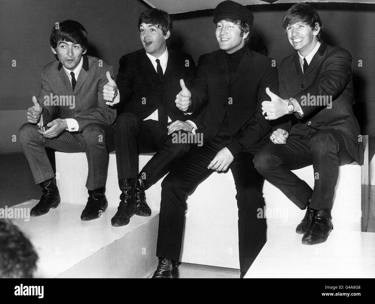 23/2/64 : NACH IHREM TURBULENTEN EMPFANG AUS DEN USA DIE BEATLES (VON LINKS NACH RECHTS) GEORGE HARRISON, PAUL MCCARTNEY, JOHN LENNON UND RINGO STARR IN ABC FERNSEHSTUDIOS IN TEDDINGTON, MIDDLESEX, WO SIE EINEN ANSTRENGENDEN TAG BEI AUFNAHMEN FÜR UNABHÄNGIGES FERNSEHEN HATTEN * 30/11/2001: Es wurde angekündigt, George Harrison, der ruhige Leadgitarrist und spirituelle Entdecker der Beatles, ist gestorben, sagte ein langjähriger Familienfreund der Associated Press. Harrison, der while My Guitar Gently Weeps and Here Comes the Sun schrieb, war 58. Stockfoto