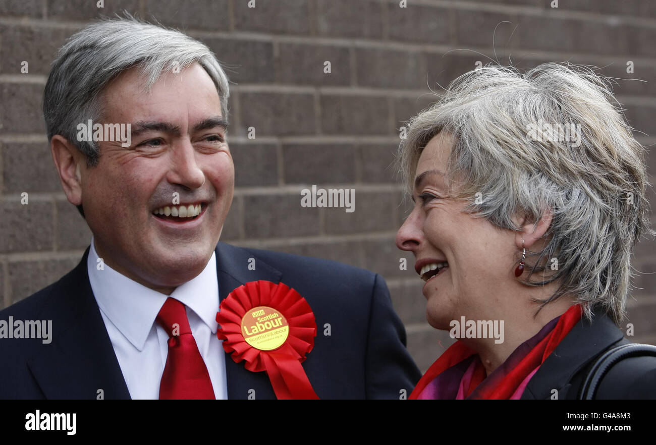 Der schottische Labour-Führer Iain Gray und seine Frau Jil Gray vor dem Aubigny Sports Center in Haddington, Schottland, nachdem er bei den schottischen Parlamentswahlen seine Stimme abgegeben hatte. Stockfoto
