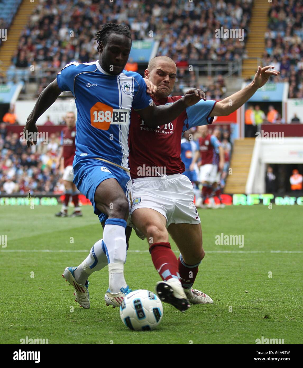 Luke Young von Aston Villa (rechts) und Victor Moses von Wigan Athletic Kampf um den Ball Stockfoto