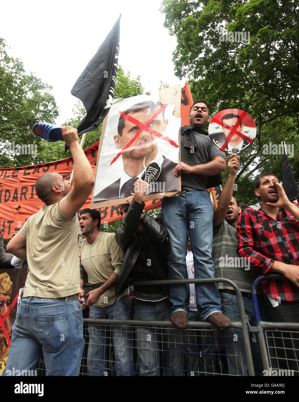 Muslime aus ganz Großbritannien demonstrieren vor der syrischen Botschaft am Belgrave Square im Zentrum von London nach einer Kundgebung, die von Hizb ut-Tahrir organisiert wurde, in Solidarität mit den Menschen, die sich in der arabischen und muslimischen Welt erheben. Stockfoto