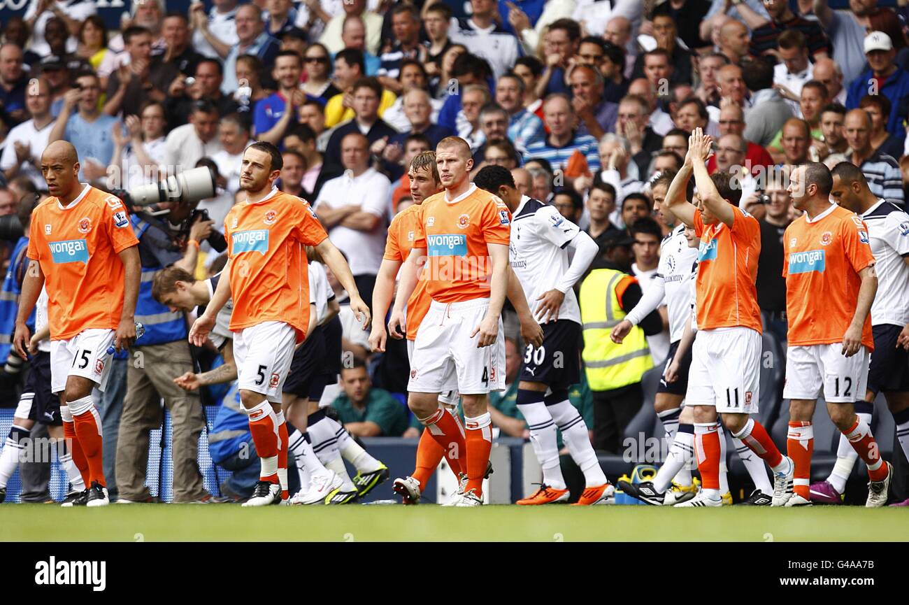 Blackpool und Tottenham Hotspur Spieler gehen auf den Platz vor Zum Anpfiff Stockfoto