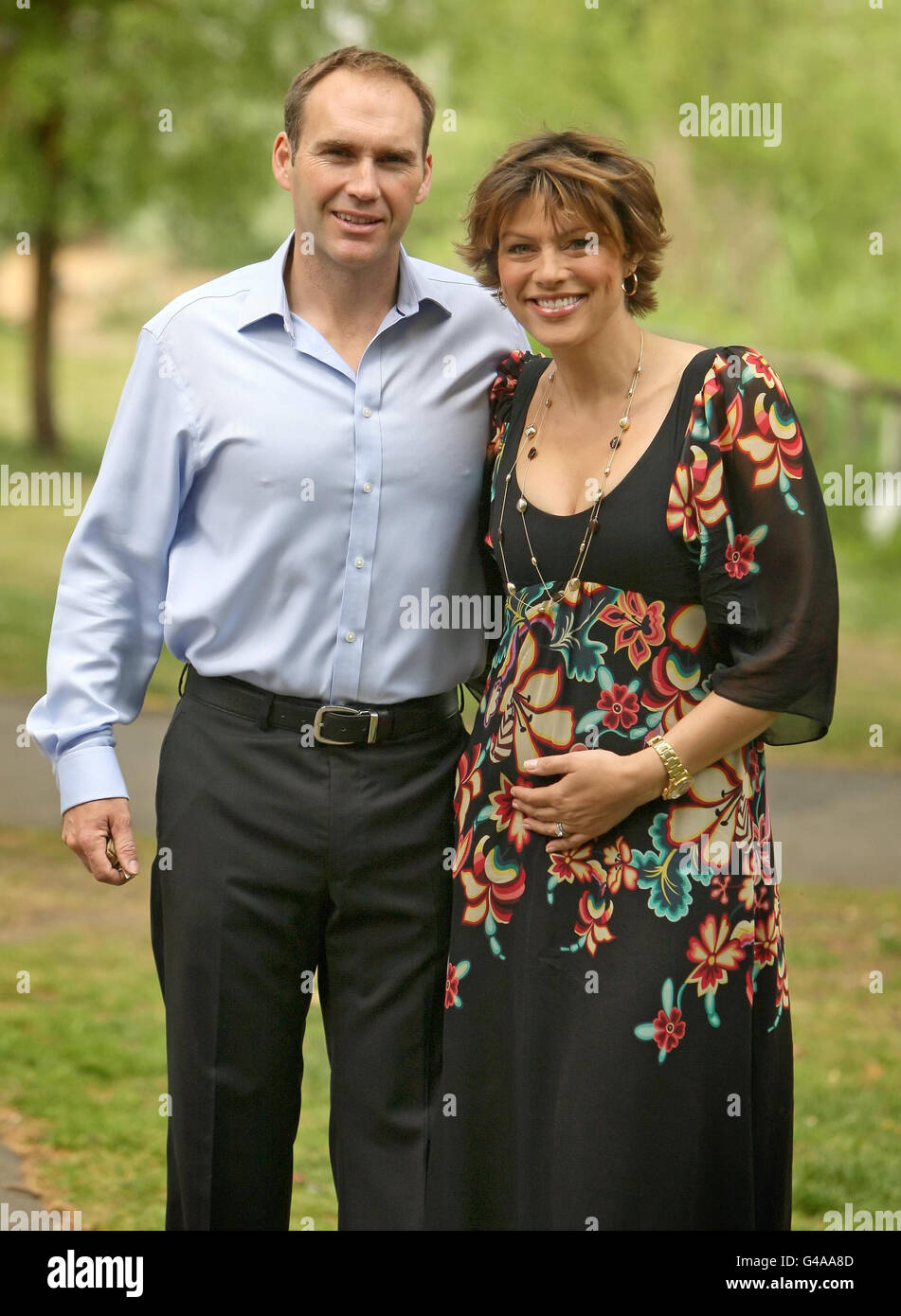 Kate Silverton mit ihrem Mann Mike Heron in Barnes im Südwesten Londons, nachdem sie angekündigt hatte, schwanger zu sein. Stockfoto