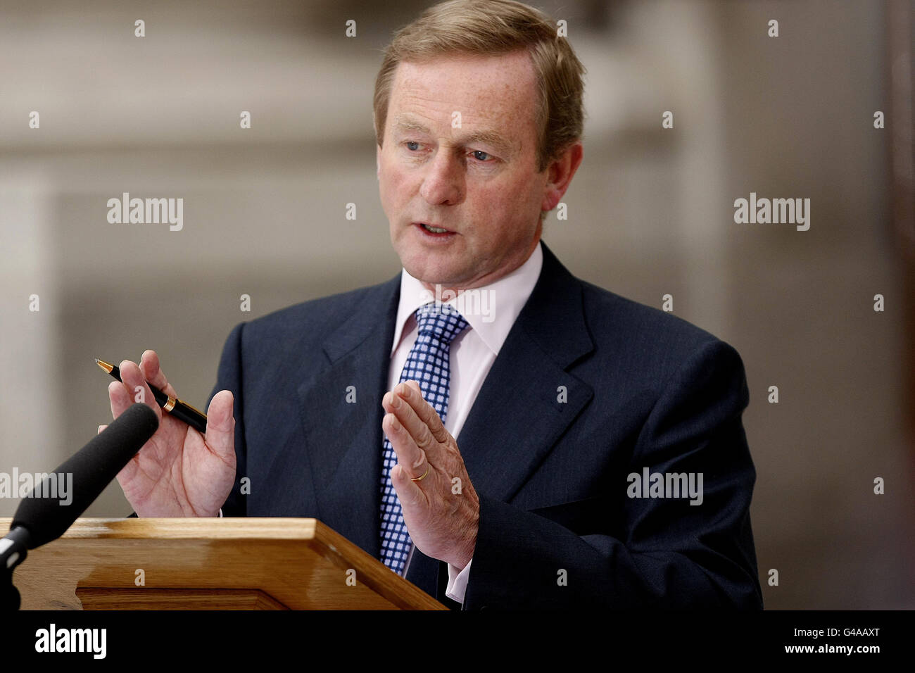 Taoiseach Enda Kenny spricht in Regierungsgebäuden in Dublin, wo er eine Pressekonferenz mit Tanaiste Eamon Gilmore über die Government Jobs Initiative hielt. Stockfoto