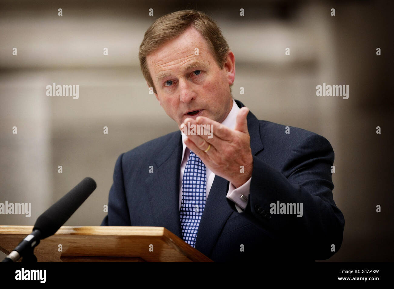 Taoiseach Enda Kenny spricht in Regierungsgebäuden in Dublin, wo er eine Pressekonferenz mit Tanaiste Eamon Gilmore über die Government Jobs Initiative hielt. Stockfoto
