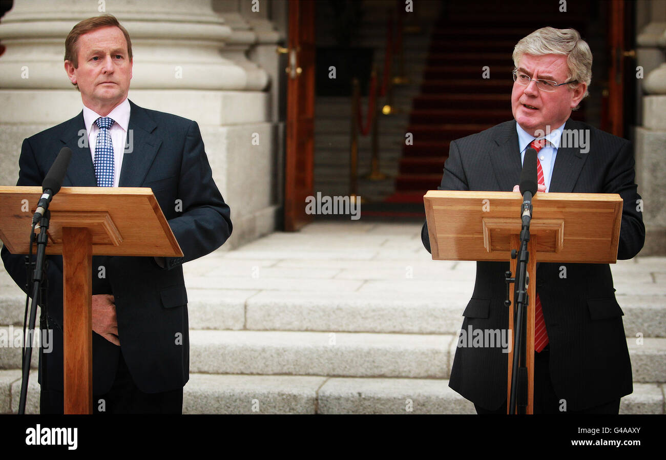 Taoiseach Enda Kenny (links) und Tanaiste Eamon Gilmore bei Regierungsgebäuden in Dublin, wo sie eine Pressekonferenz zur Government Jobs Initiative hielten. Stockfoto