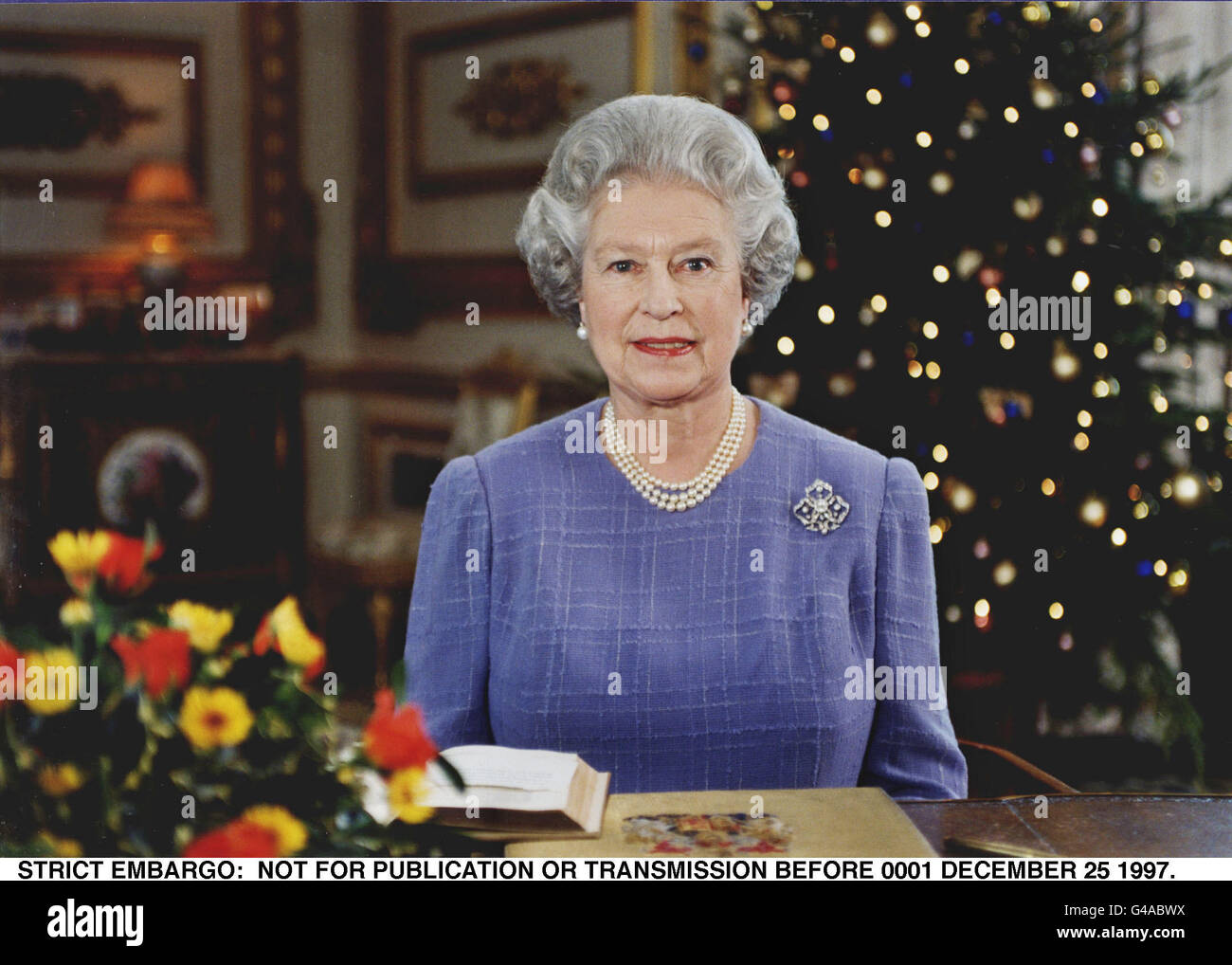 QUEEN ELIZABTH II Christma ausgestrahlt.. Die britische Königin Elizabeth II. Sendet ihre traditionelle Weihnachtssendung. Es wurde im Schloss Windsor aufgenommen. Stockfoto