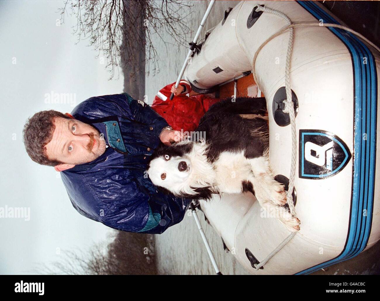 Lancashire Police Hundeführer Mike schwindet, mit "Lee" ein Polizeihund, der darauf spezialisiert ist, Körper unter Wasser zu schnüffeln. Sie sind auf den Falklands, um bei einer Morduntersuchung zu helfen. Siehe PA Story POLICE Dog. Foto von Dave Kendall/PA. Stockfoto