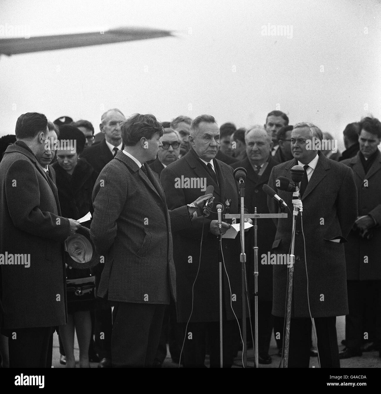 20/02/1980: Gestorben an diesem Tag begrüßt der ehemalige sowjetische Premierminister Alexi Kosygin, HERR HAROLD WILSON (RECHTS), HERRN ALEXEI KOSYGIN, DEN SOWJETISCHEN PREMIERMINISTER, HEUTE AUF DEM LONDONER FLUGHAFEN HEATHROW ZU EINEM OFFIZIELLEN BESUCH IN GROSSBRITANNIEN. (MITTE) AUSSENMINISTER GEORGE BROWN Stockfoto